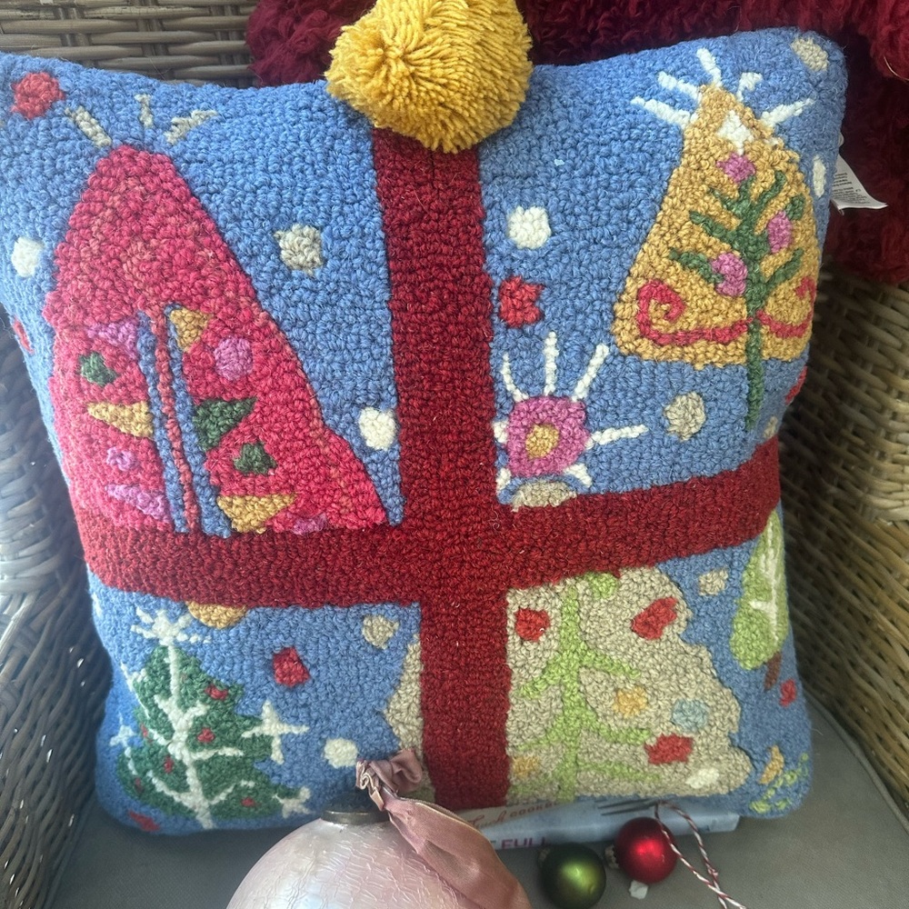 Sundance Season’s Gifting Pillow Hand-hooked Holiday Christmas Pillow Cheerful